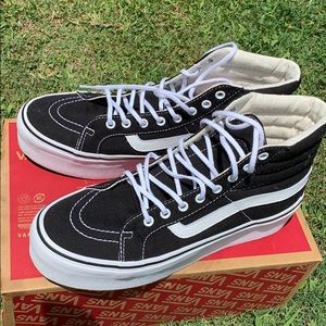 BLACK AMD WHITE PLATFORM VANS